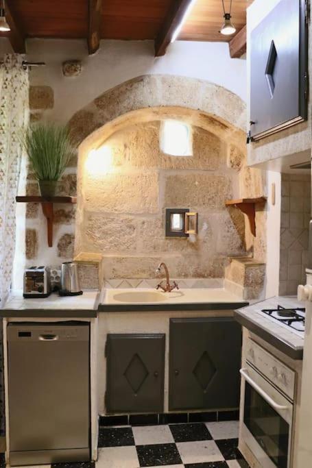 Entre Uzes Et Le Pont-Du-Gard Le Logis D'Autrefois Appartement Castillon-du-Gard Buitenkant foto