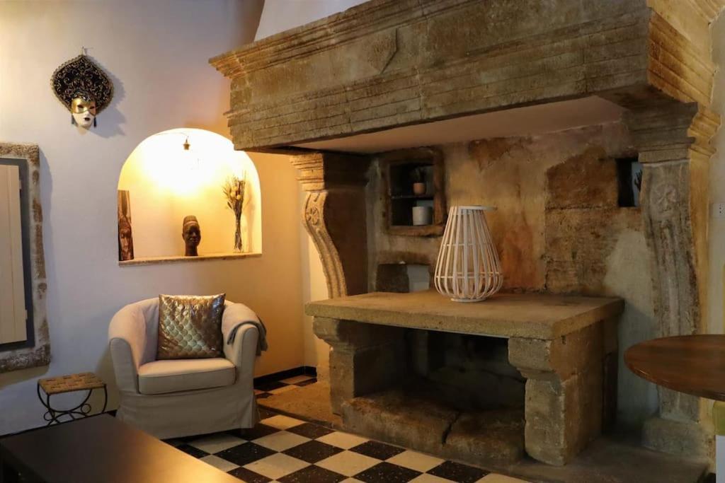 Entre Uzes Et Le Pont-Du-Gard Le Logis D'Autrefois Appartement Castillon-du-Gard Buitenkant foto